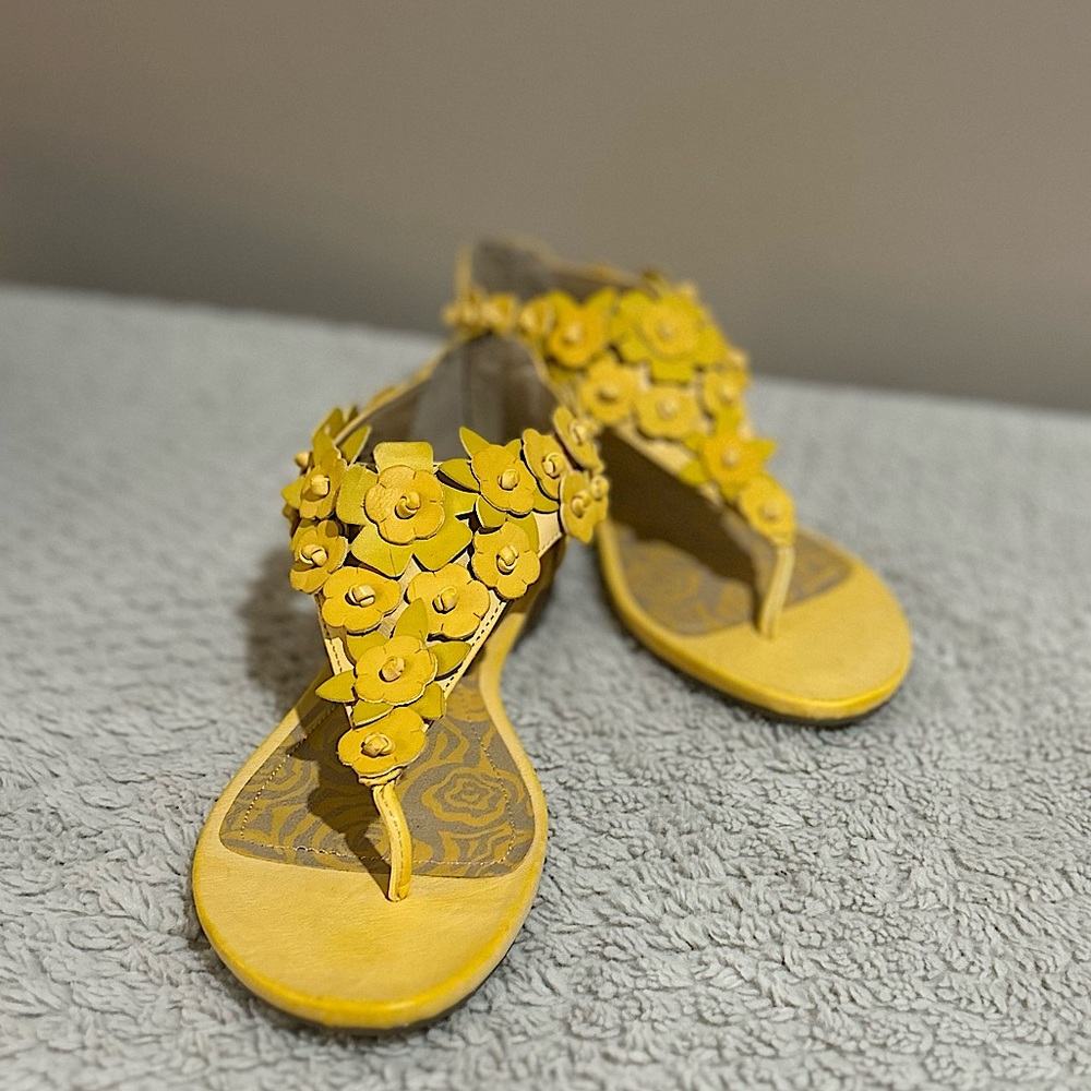 KENNETH COLE REACTION - Lemon Shine Through Sandal - NWOT